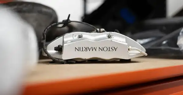 Pinza de freno plateada auténtica de Aston Martin en un estante del almacén de Eurospares.