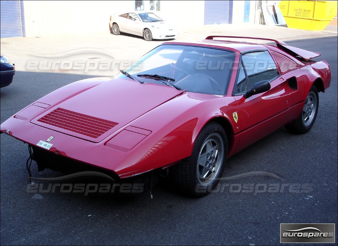 Ferrari 328 (1988) preparándose para ser desmontado en piezas en Eurospares