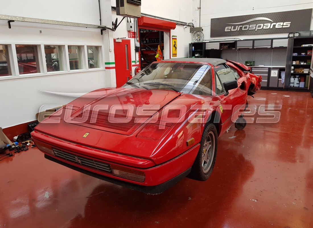 Ferrari 328 (1988) preparándose para ser desmontado en piezas en Eurospares