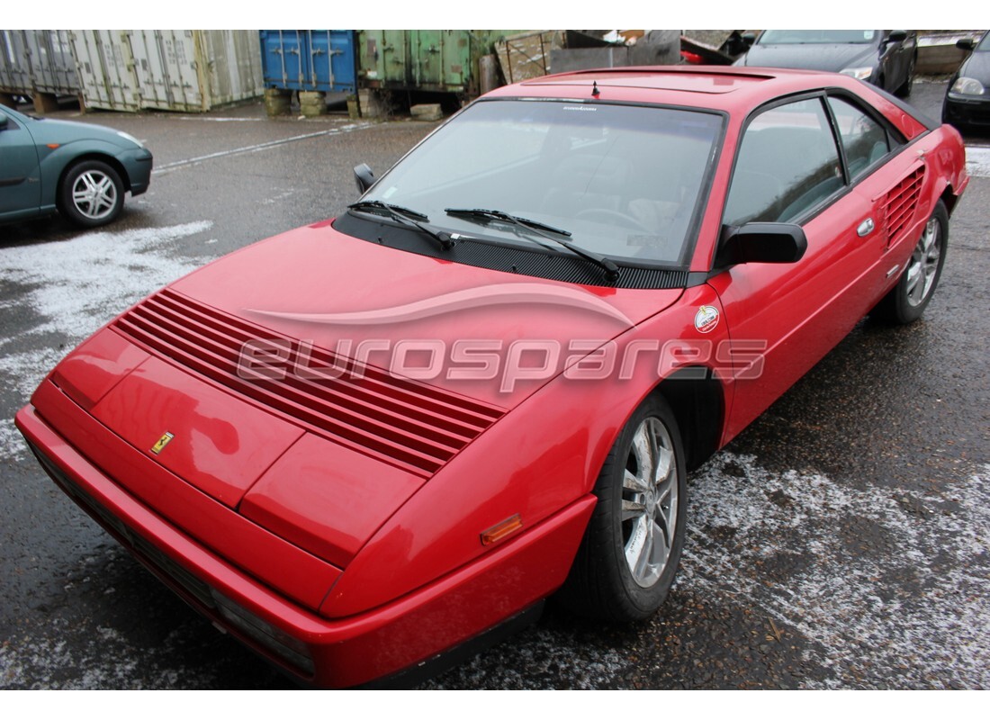 Ferrari Mondial 3.2 QV (1987) preparándose para ser desmontado en piezas en Eurospares