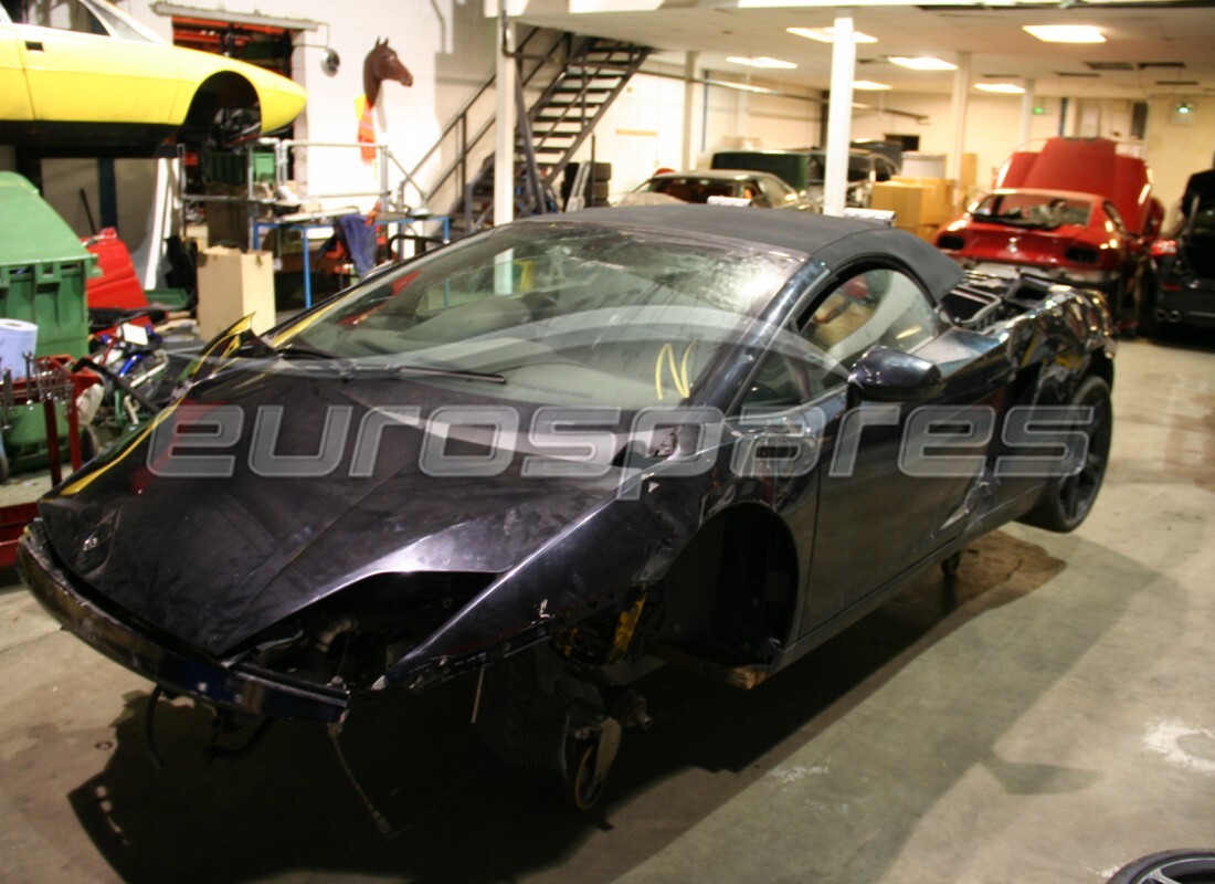 Lamborghini LP560-4 Spider (2010) preparándose para ser desmontado en piezas en Eurospares