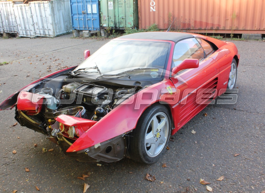 Ferrari 348 (1993) TB / TS preparándose para ser desmontado en piezas en Eurospares