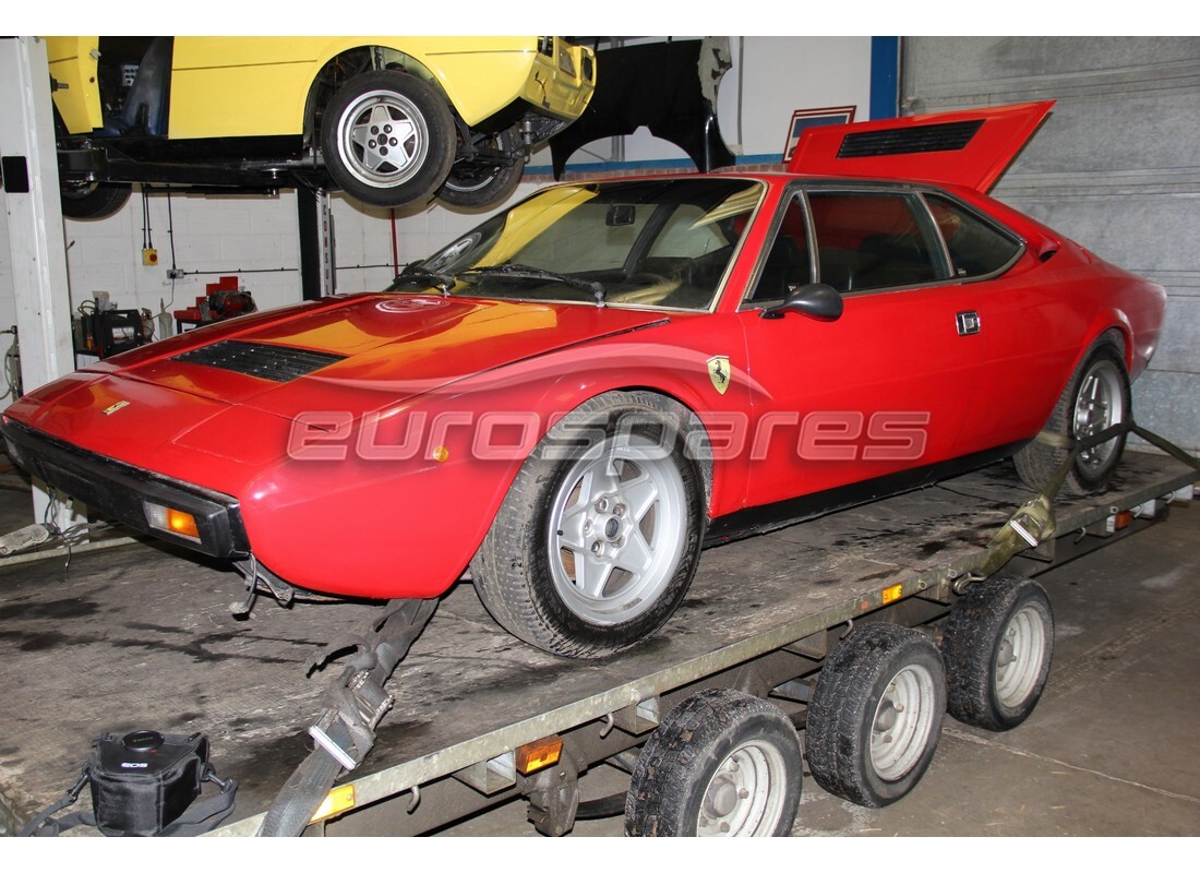Ferrari 308 GT4 Dino (1979) preparándose para ser desarmado en Eurospares