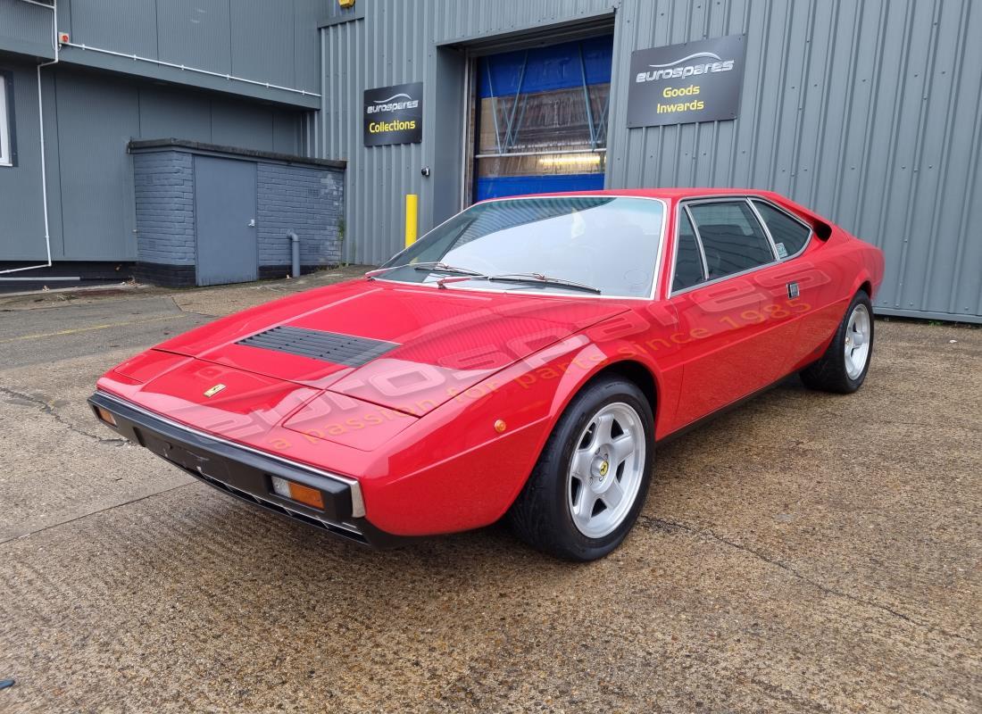 Ferrari 308 GT4 Dino (1979) preparándose para ser desarmado en Eurospares