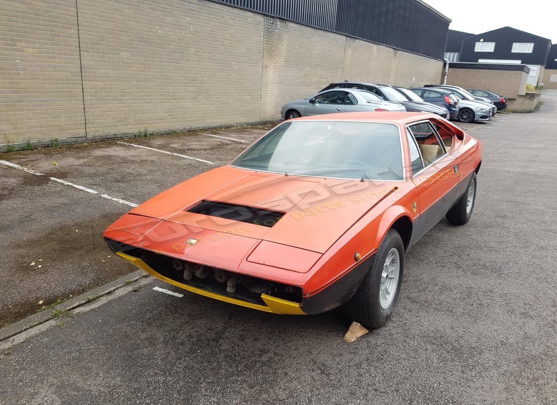 Ferrari 308 GT4 Dino (1976) preparándose para ser desarmado en Eurospares