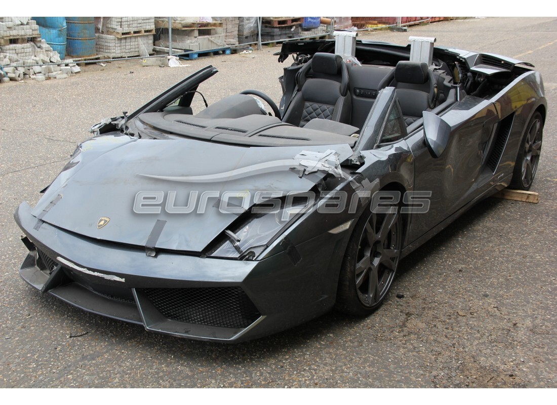 Lamborghini LP560-4 Spider (2010) preparándose para ser desmontado en piezas en Eurospares