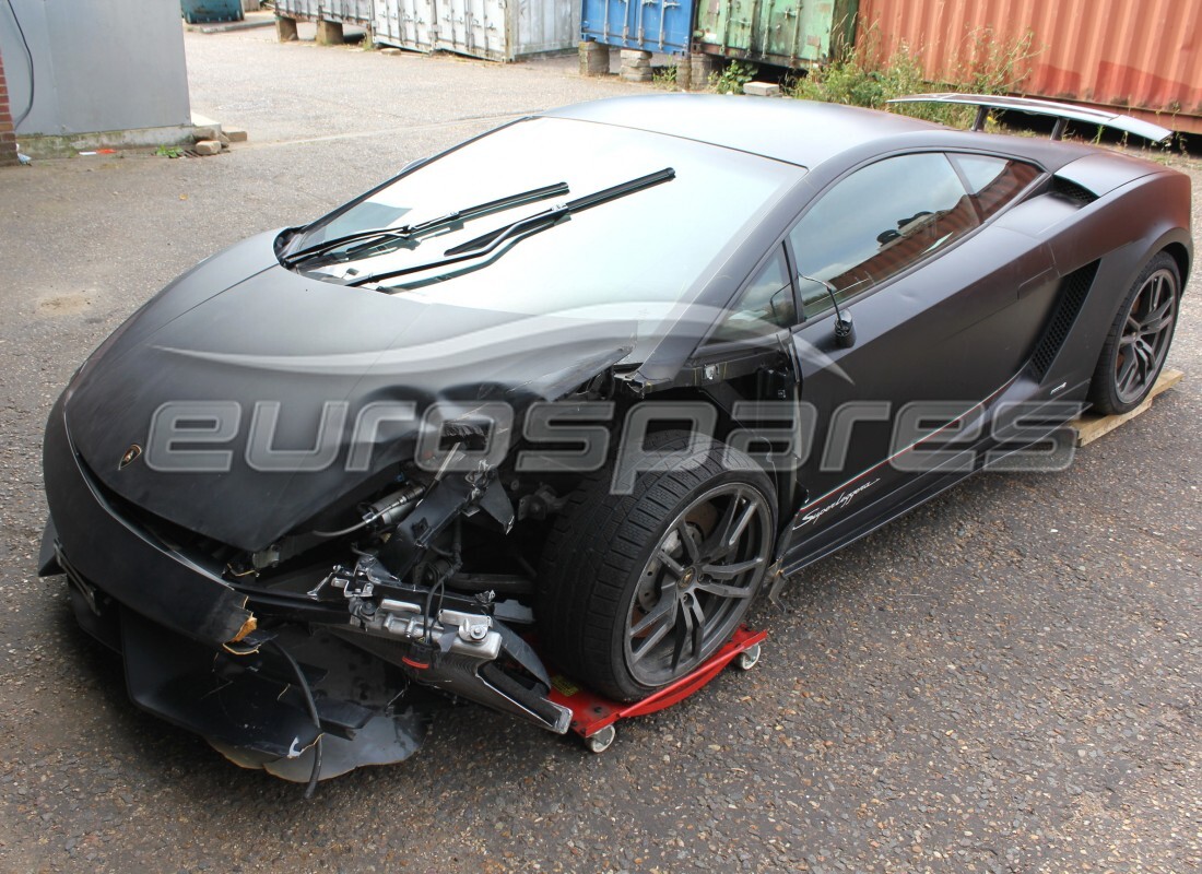 Lamborghini LP570-4 SL (2012) preparándose para ser desmontado en piezas en Eurospares