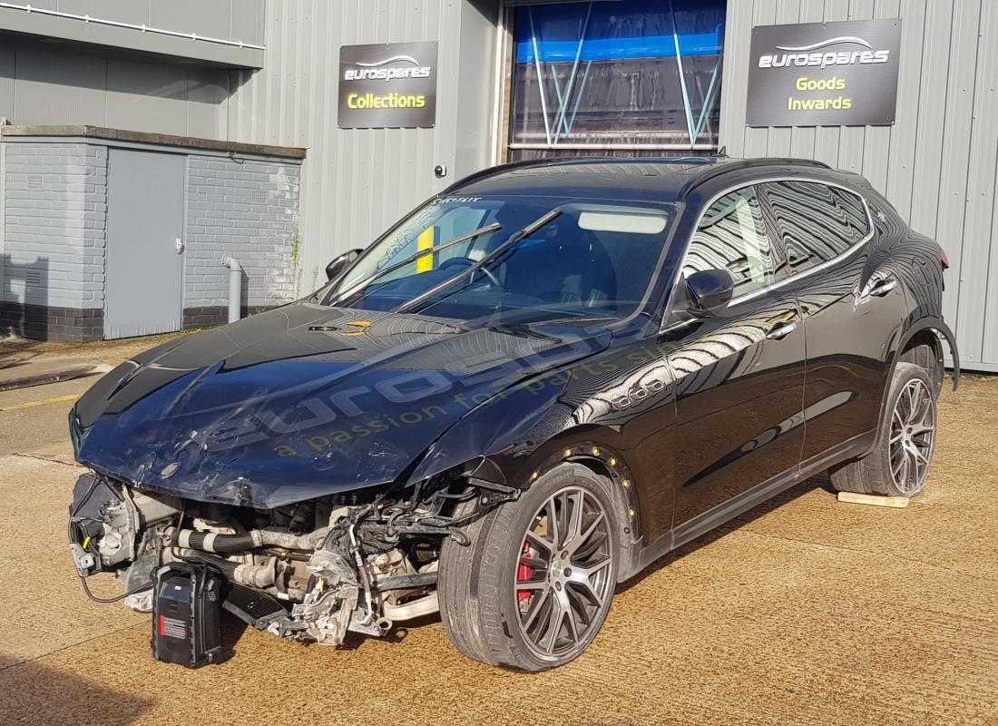 Maserati Levante (2017) preparándose para ser despojado de piezas en Eurospares