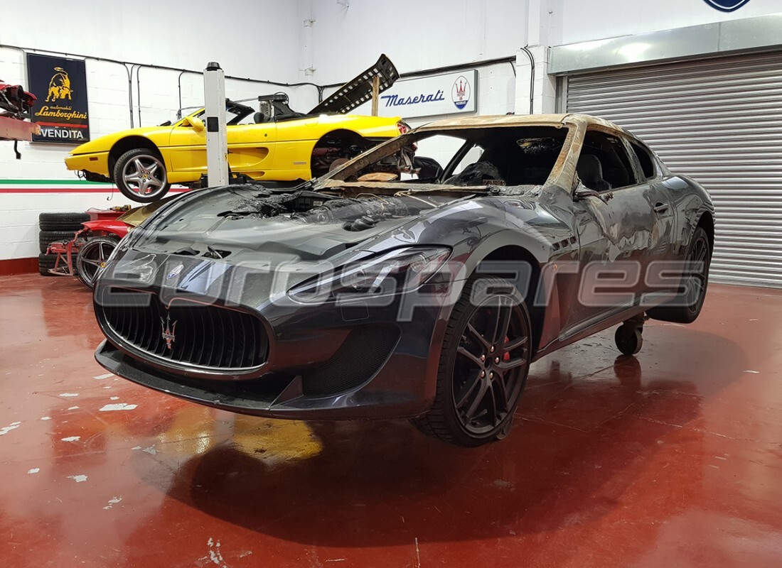Maserati Granturismo MC Stradale (2011) preparándose para ser desmontado en Eurospares