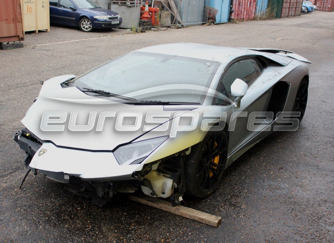 Lamborghini LP700-4 Coupé (2014) preparándose para ser desmontado en Eurospares