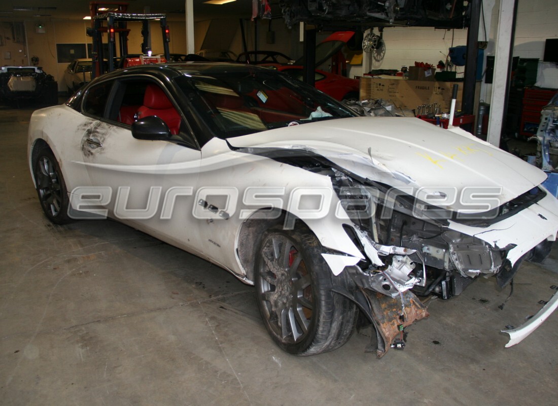 Maserati GranTurismo (2008) preparándose para ser desmontado en Eurospares