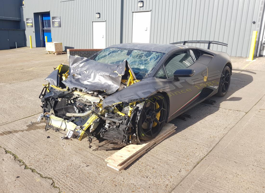 Lamborghini Performante Coupe (2018) preparándose para ser desmontado en Eurospares