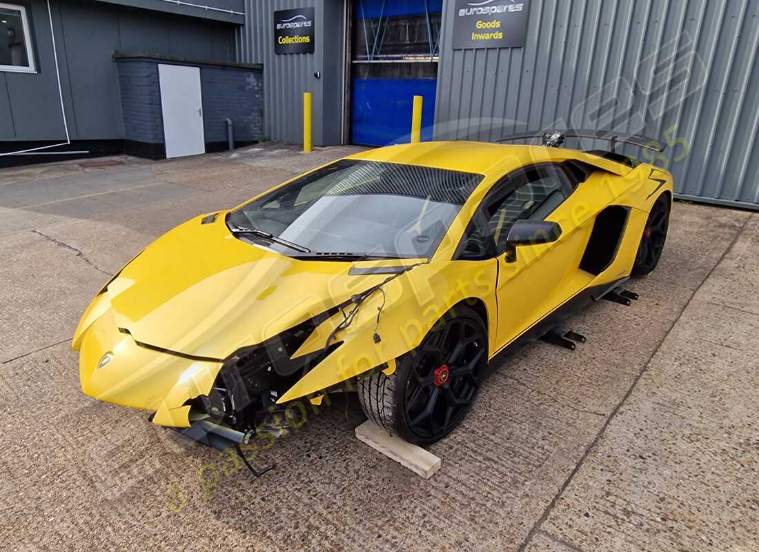 Lamborghini LP750-4 SV COUPE (2016) preparándose para ser desmontado en Eurospares