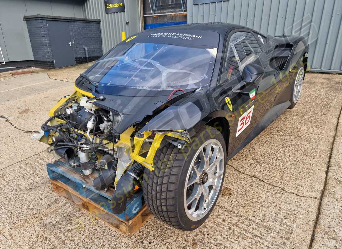 Ferrari 488 Challenge preparándose para ser desmontado en piezas en Eurospares