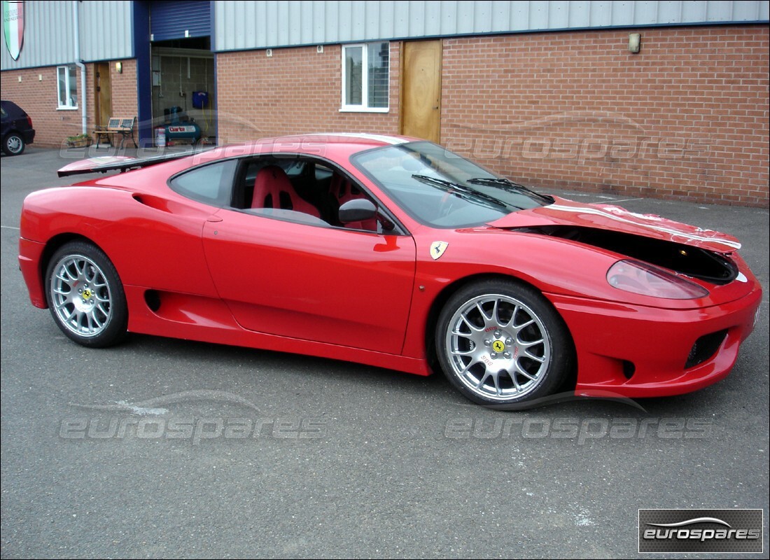 Ferrari 360 Modena preparándose para ser desmontado en piezas en Eurospares
