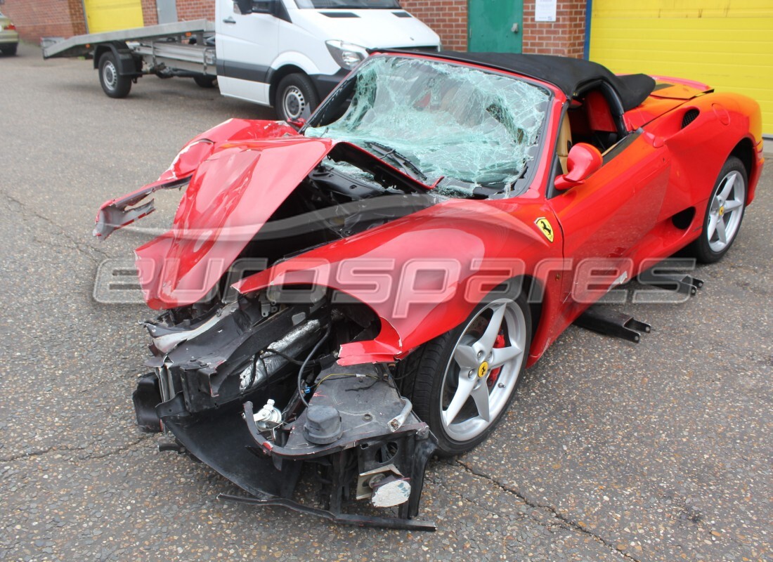 Ferrari 360 Spider preparándose para ser desmontado en piezas en Eurospares