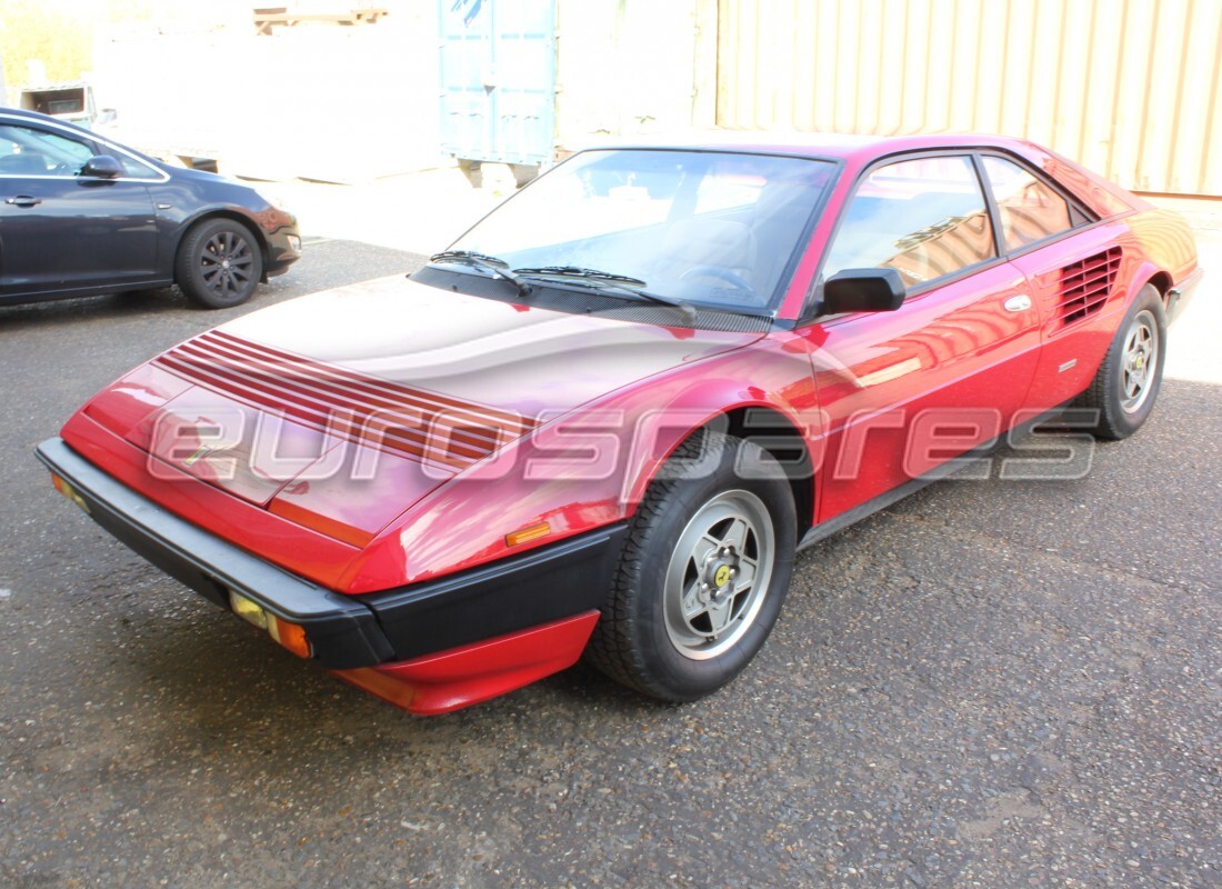 Ferrari Mondial 3.0 QV (1984) preparándose para ser desmontado en piezas en Eurospares