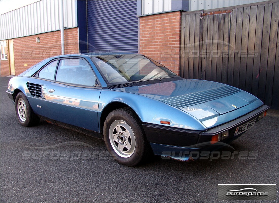 Ferrari Mondial 3.0 QV (1984) preparándose para ser desmontado en piezas en Eurospares