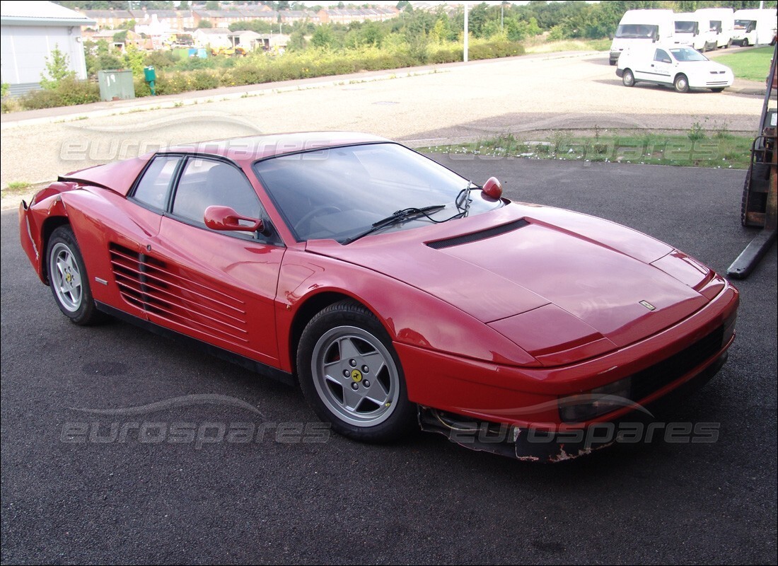 Ferrari Testarossa (1990) preparándose para ser desmantelado en Eurospares