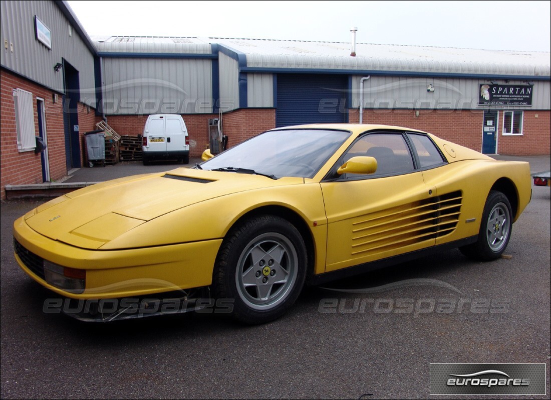 Ferrari Testarossa (1990) preparándose para ser desmantelado en Eurospares