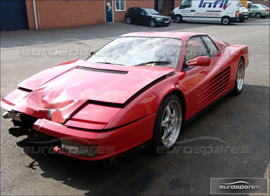 Ferrari Testarossa (1990) preparándose para ser desmantelado en Eurospares