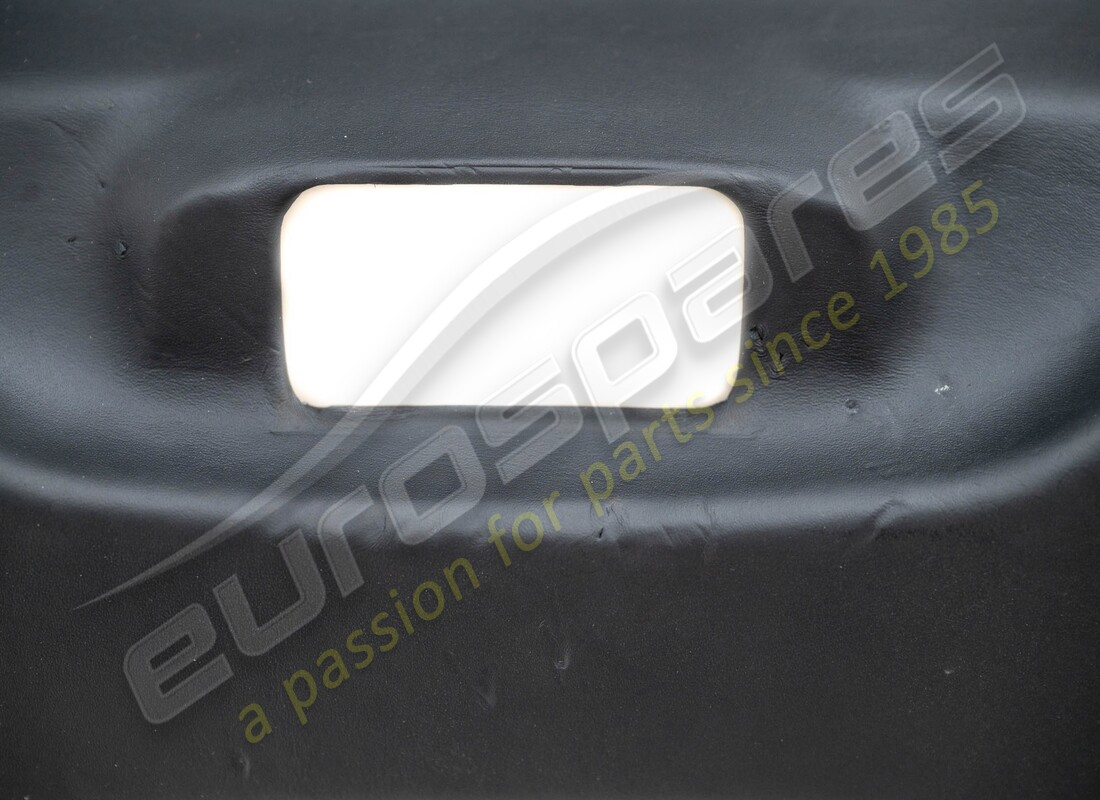 embellecedor inferior del porton trasero ferrari usado en piel negra. número de parte 85603912 (2)