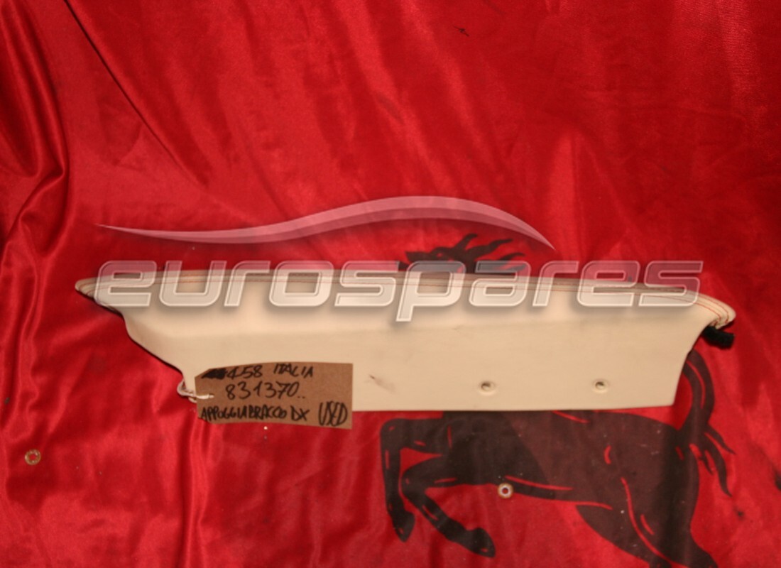 REPOSABRAZOS DERECHO Ferrari USADO. NÚMERO DE PIEZA 831370.. (1)