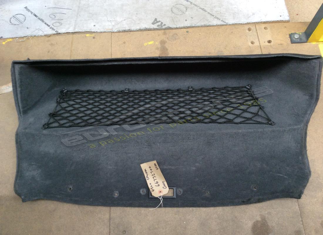 ALFOMBRILLA DE RESPALDO DE ASIENTO TRASERO CON MOLDURA USADA Maserati. NÚMERO DE PIEZA 66732700 (1)