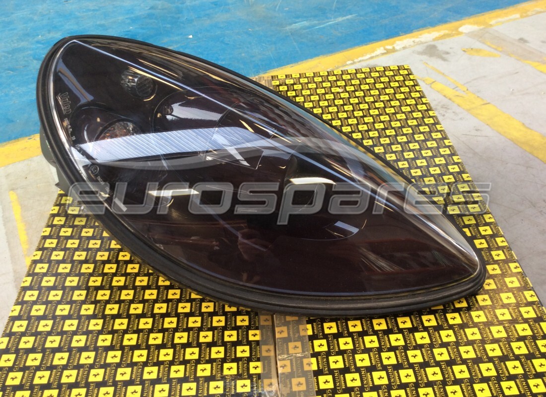 FARO DELANTERO DERECHO Ferrari ROSSO RUBINO MICA RHD USADO. NÚMERO DE PARTE 72149589 (1)