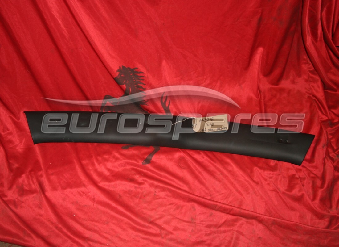 MOLDURA DEL BRAZO CRUZADO SUPERIOR DEL PARABRISAS Ferrari USADA. NÚMERO DE PIEZA 643978.. (1)