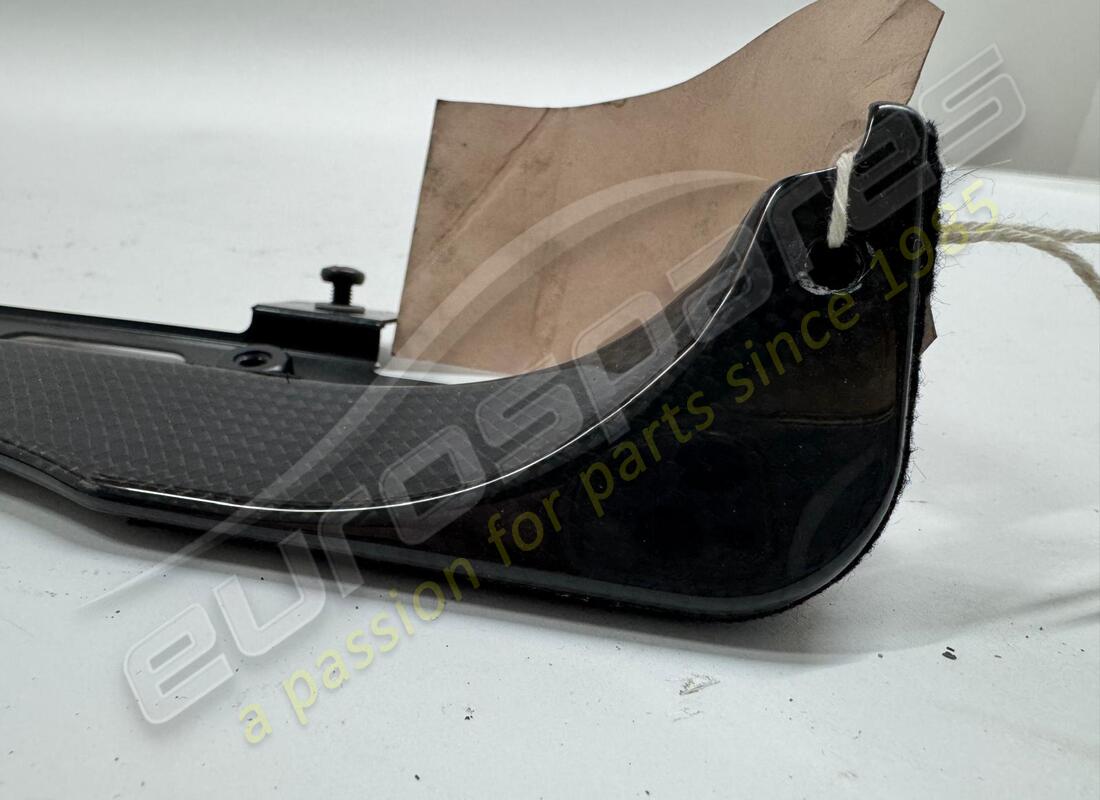 moldura inferior de tablero de carbono ferrari usada. número de pieza 69131100 (2)