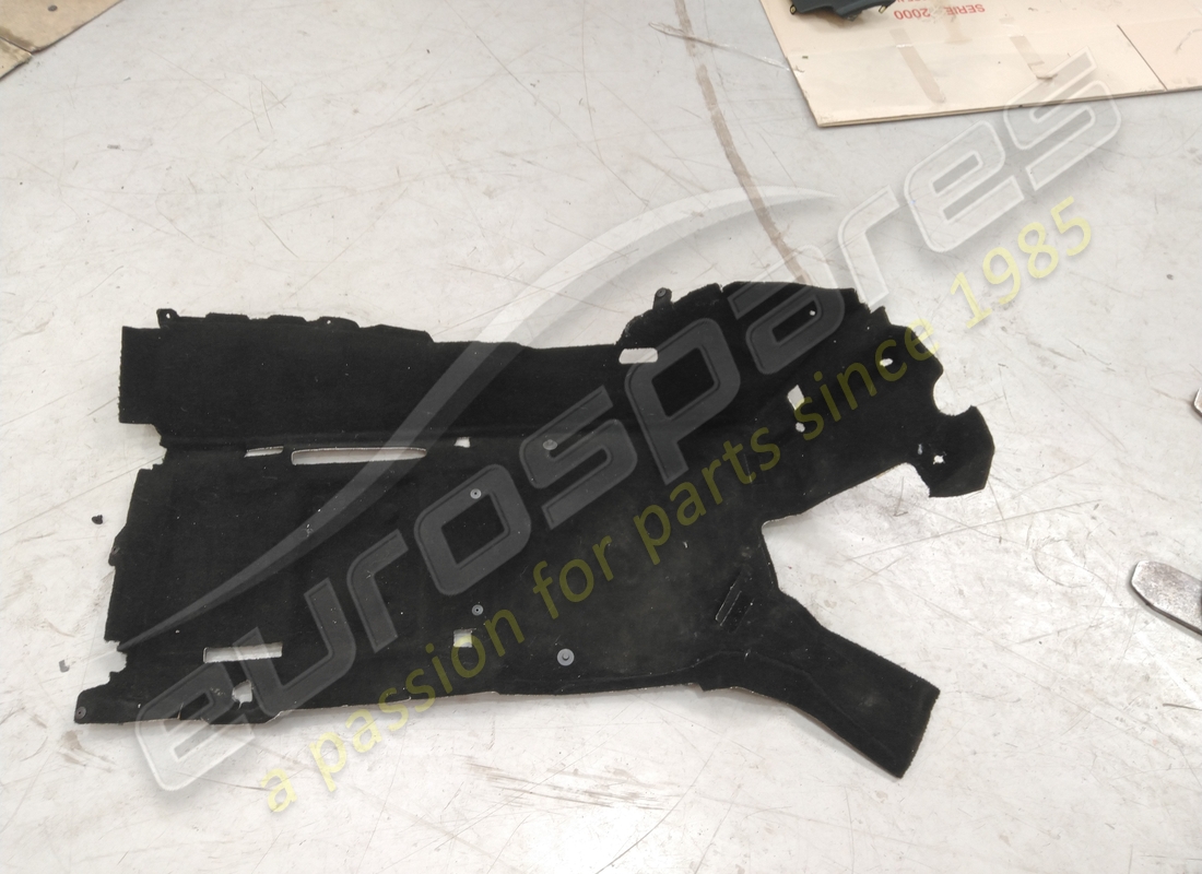 REVESTIMIENTO DE PISO Lamborghini USADO. NÚMERO DE PIEZA 4T2863368DQG8 (1)