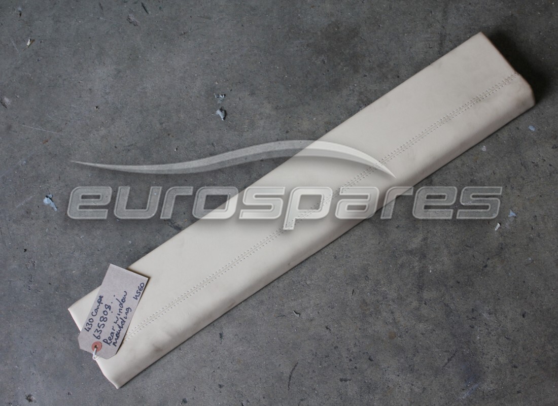MOLDURA INFERIOR DE LUNERA TRASERA Ferrari USADA. NÚMERO DE PIEZA 635808.. (1)