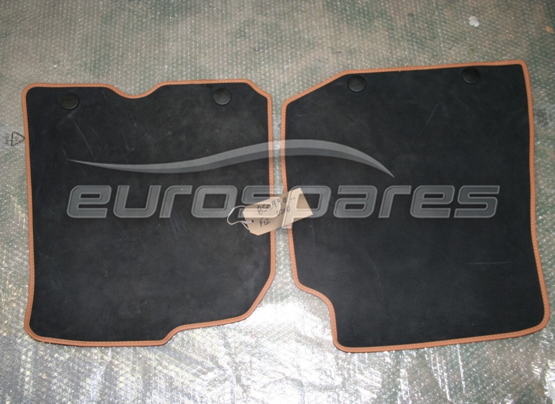 KIT DE ALFOMBRA DESMONTABLE Ferrari USADO. NÚMERO DE PIEZA 850990.. (1)