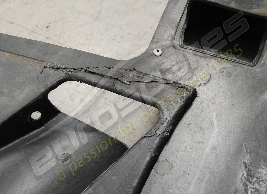 ferrari protección de bajos trasera completa dañada. número de parte 909606 (2)