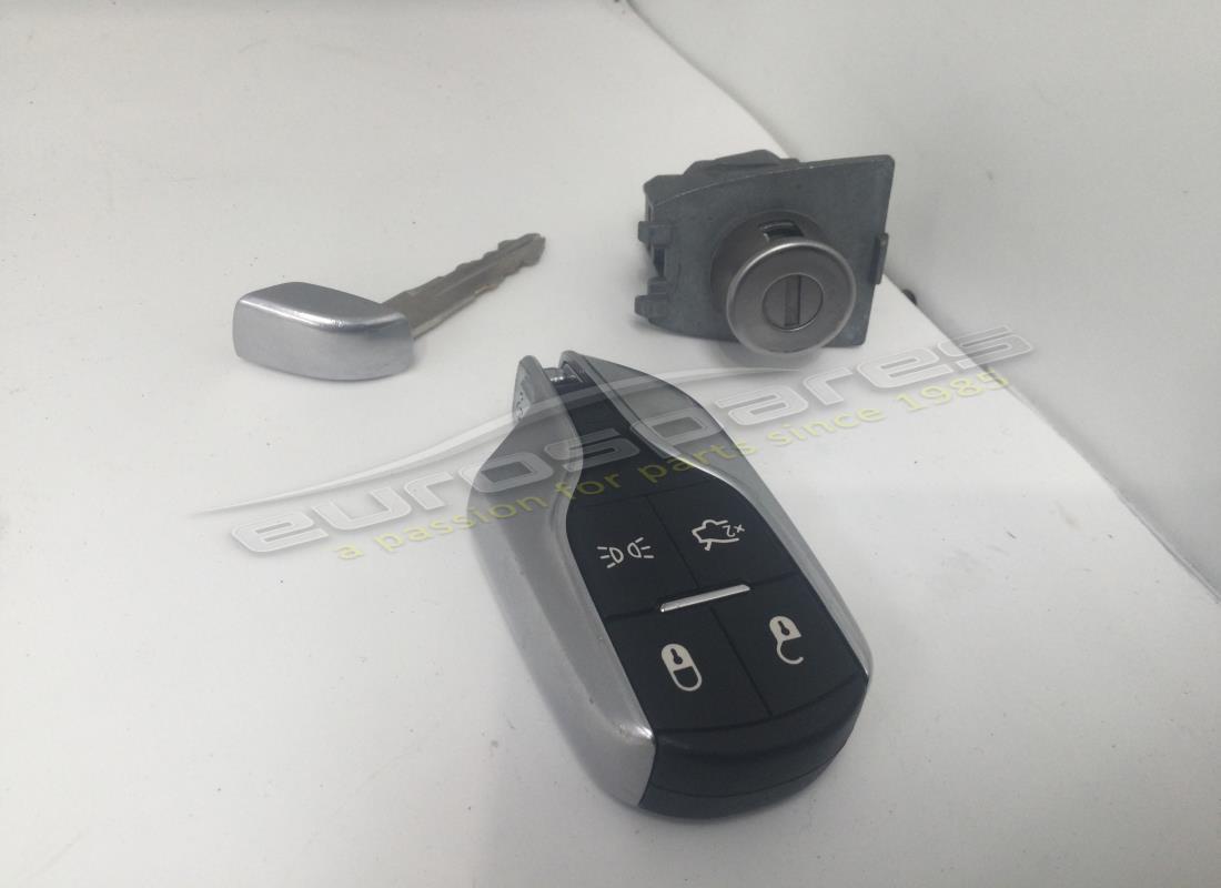CONTROL REMOTO USADO Maserati (UE y resto del mundo). NÚMERO DE PIEZA 670061894 (1)