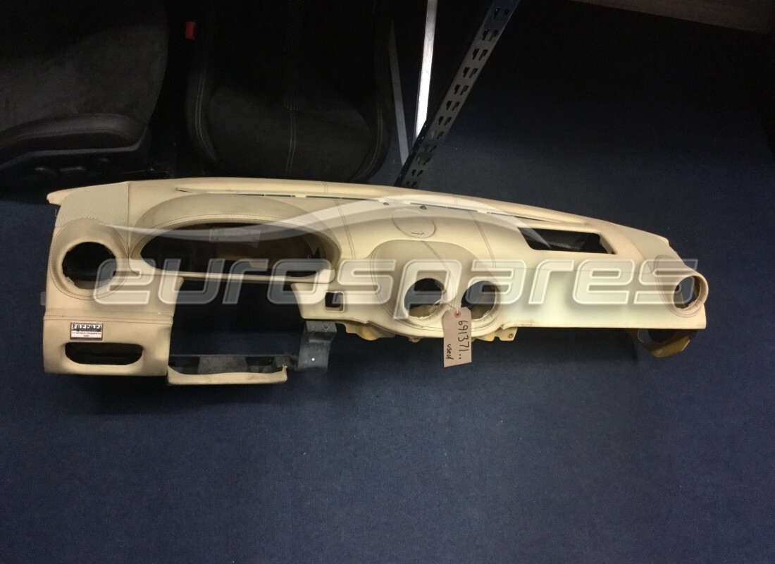 SUBESTRUCTURA DEL SALPICADERO SUPERIOR Ferrari USADA. NÚMERO DE PIEZA 691371.. (1)