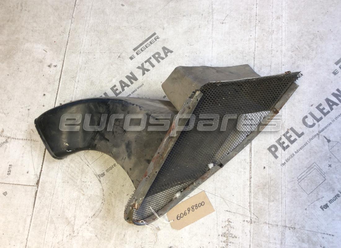 TOMA DE AIRE RH Ferrari USADA . NÚMERO DE PARTE 60698800 (1)