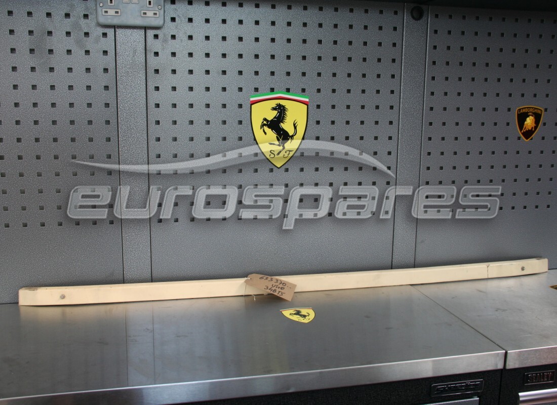 MOLDURA PORTA MALETA Ferrari USADA. NÚMERO DE PIEZA 633370.. (1)