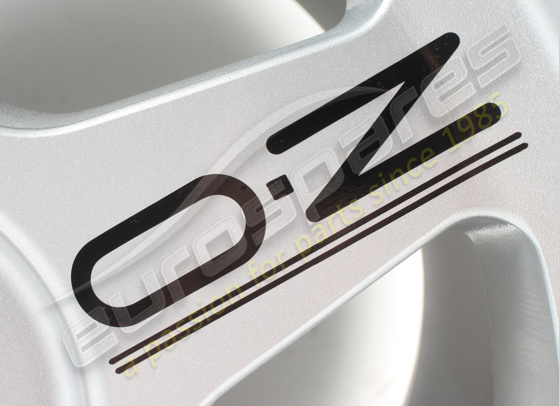 nueva rueda trasera ferrari - oz racing (13jx17''). número de pieza a2128 (2)