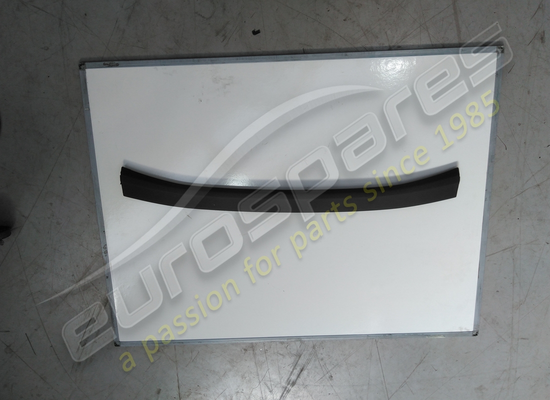 CUBIERTA DE GRIETAS DE PARABRISAS Lamborghini USADA. NÚMERO DE PARTE 4T0858345A (1)