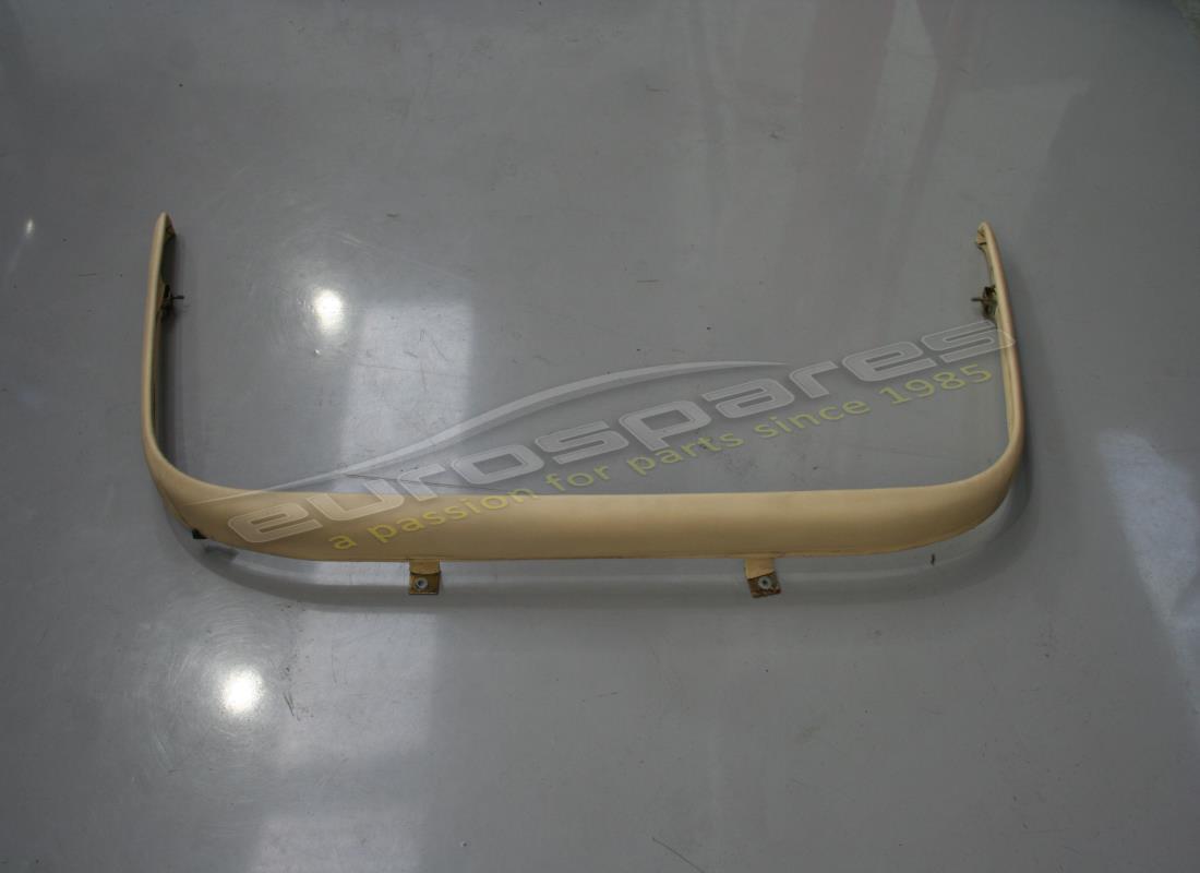 MOLDURA DEL BRAZO CRUZADO DE LA VENTANA TRASERA Ferrari USADA. NÚMERO DE PIEZA 643970.. (1)