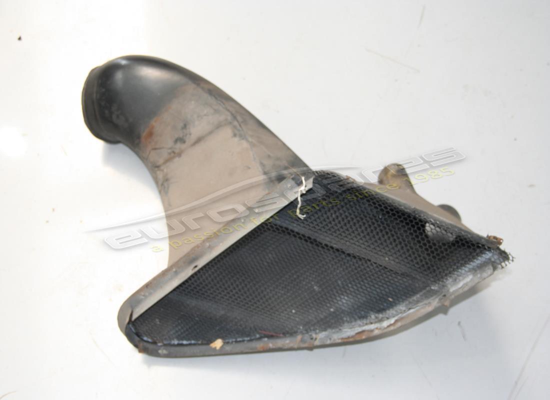 TOMA DE AIRE RH Ferrari USADA . NÚMERO DE PARTE 61137500 (1)