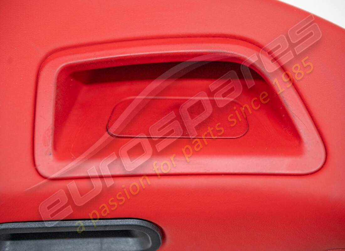embellecedor inferior del porton trasero ferrari usado en piel negra. número de parte 85603912 (2)