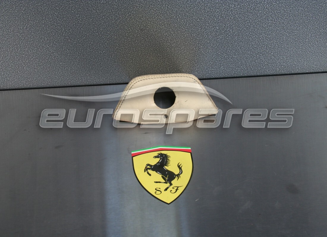MOLDURA DE FIJACIÓN DE TECHO Ferrari USADA. NÚMERO DE PIEZA 629581.. (1)