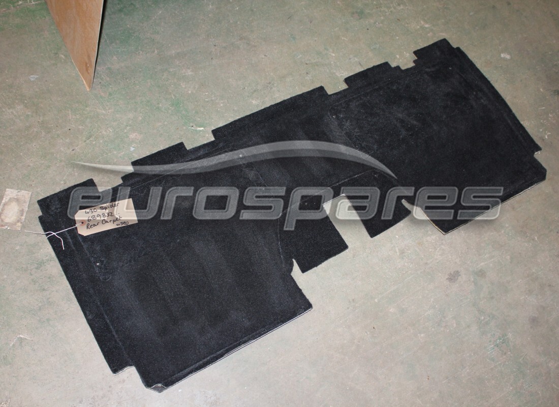 ALFOMBRILLA TRASERA COMPLETA Ferrari USADA. NÚMERO DE PIEZA 689832.. (1)