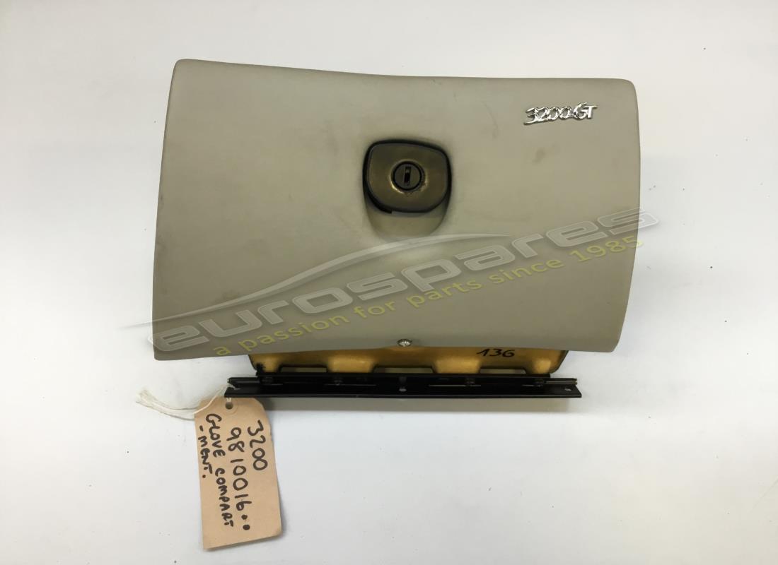 CONJUNTO DE GUANTERA USADO Maserati. NÚMERO DE PIEZA 9810016.. (1)
