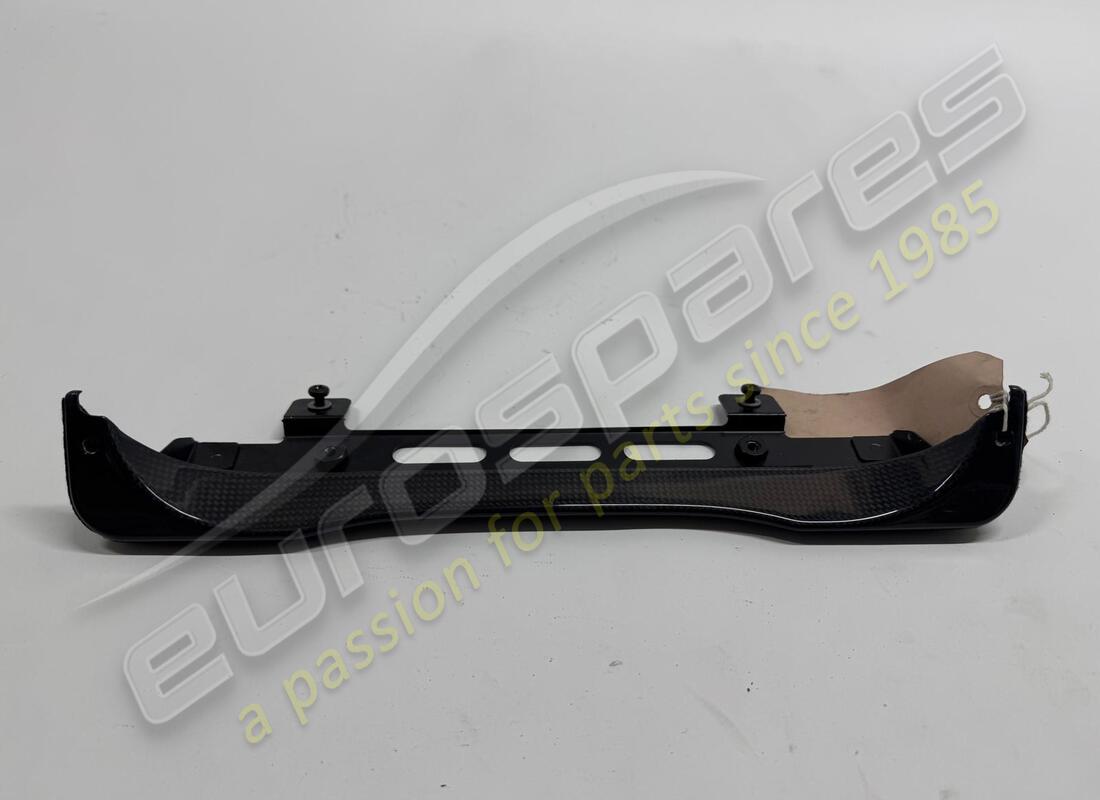 MOLDURA INFERIOR DE TABLERO DE CARBONO Ferrari USADA. NÚMERO DE PIEZA 69131100 (1)