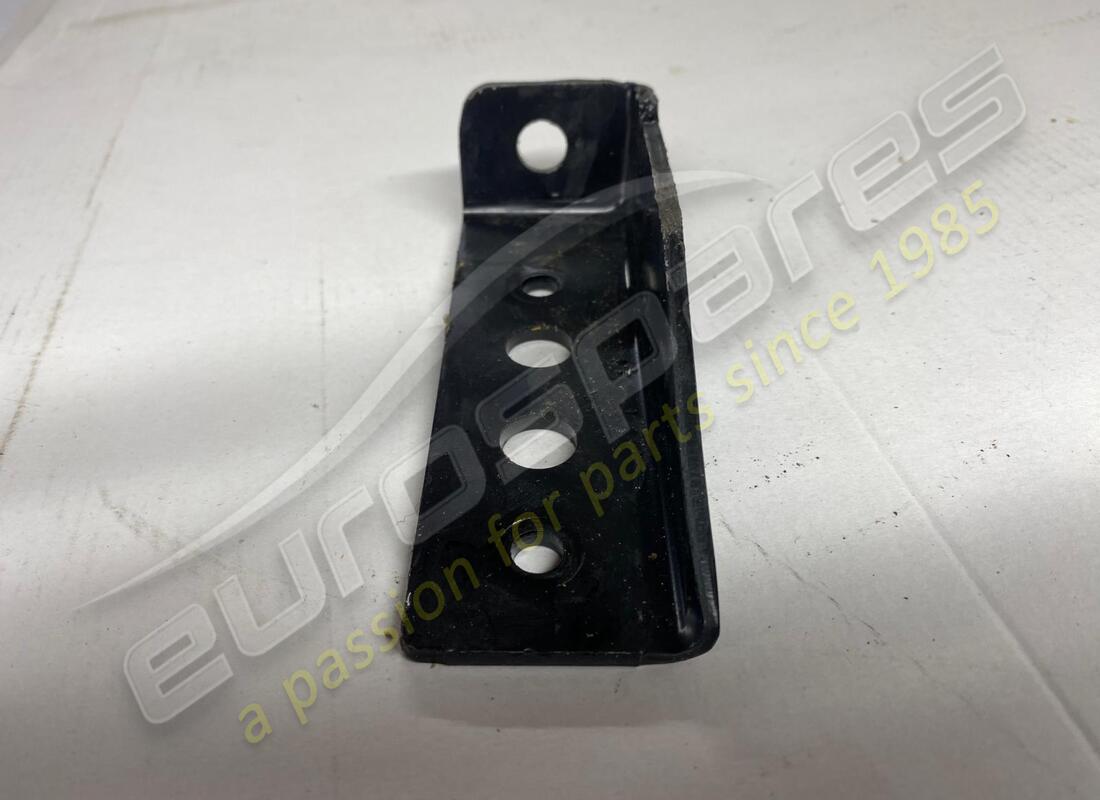 SOPORTE DELANTERO Ferrari USADO. NÚMERO DE PARTE 65877600 (1)