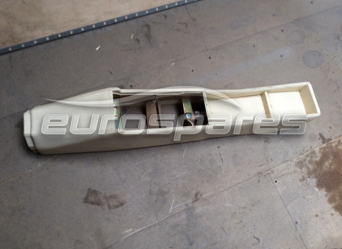 CONSOLA TAPA TÚNEL TAPIZADA Ferrari USADA. NÚMERO DE PIEZA 645000.. (1)